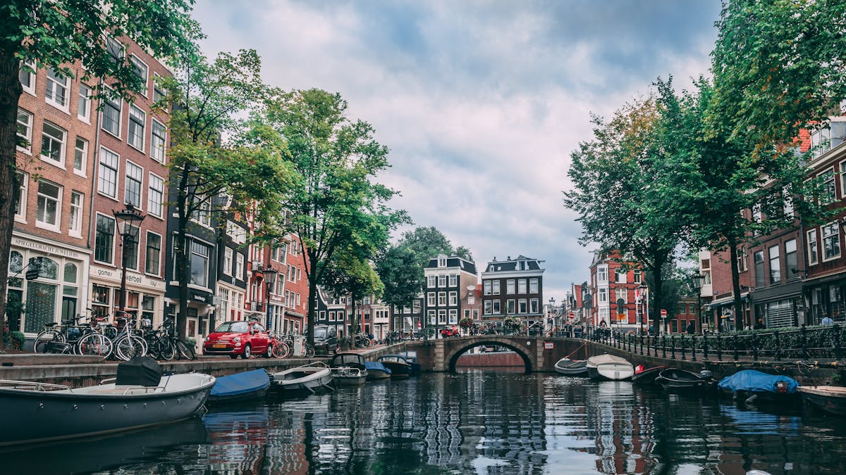Berging in Amsterdam met opslagrekken